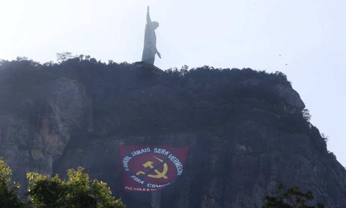 NossaBandeiraJamaisSeráVermelha-Corcovado