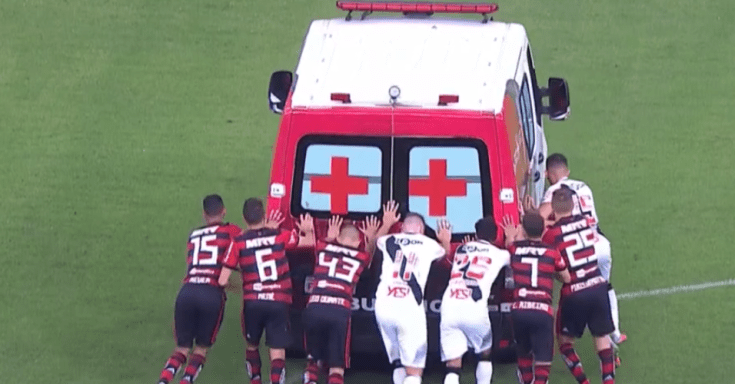 jogadores-de-flamengo-e-vasco-empurram-ambulancia-no-gramado-do-mane-garrincha