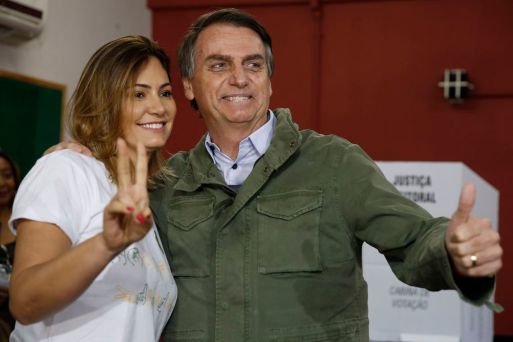 Acompanhado de agentes da PF e da mulher, Bolsonaro vota no Rio.